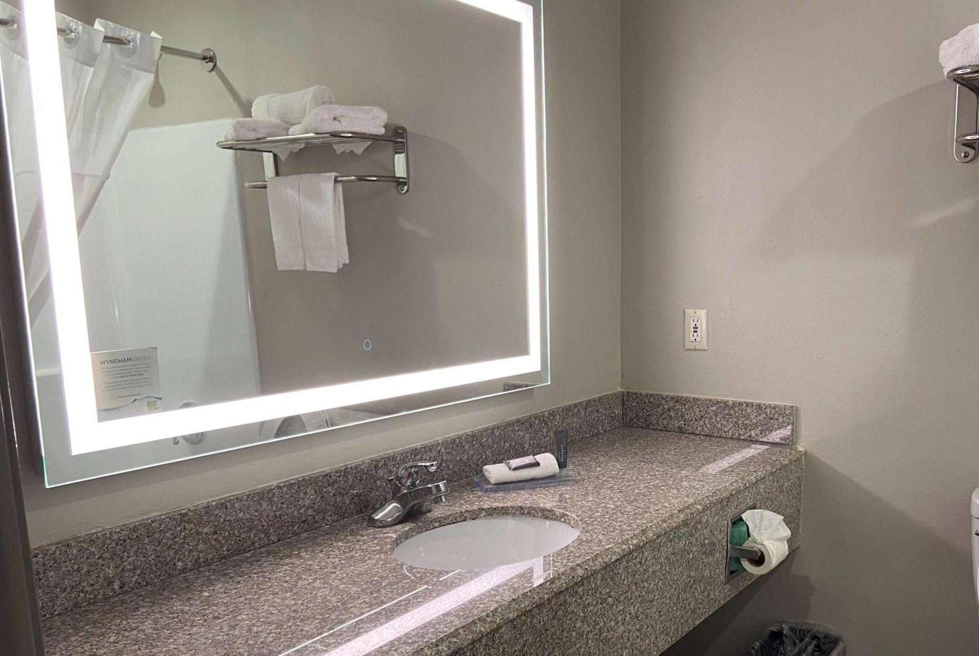 Days Inn & Suites By Wyndham Tahlequah מראה חיצוני תמונה